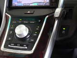 電気式スイッチ採用のエレクトロシフトマチックのシフトレバーです、軽い操作でシフトチェンジができます。