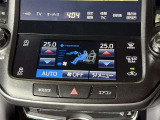 【オートエアコン】「AUTO」スイッチを押すだけで、冷暖房の切り替えや風量、吹き出し口の調整などを自動で行います。