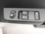 パワーウィンドゥ 運転席ドアスイッチ照明付です。電動格納ミラーも手元でワンモーションで可能です。