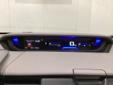 デジタル表示のスピードメーターとタコメーターを大きく配した見やすいメーター部になっています。左側のインフォメーション画面でオドメーターや燃費などの情報を確認できます。