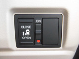 狭い駐車場や壁際でもドアをぶつける心配が少なく開けられる両側スライドドアです。助手席側は電動で、開閉操作も楽々です!