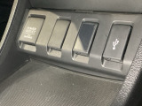 アクセサリーソケットはUSBのアダプターなどをつければ、スマホの充電にも使えます。横にはナビゲーション用の外部入力可能なUSB端子がついており、周辺には物が置けるトレーがついています。