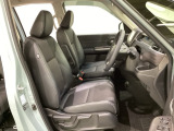 女性でも運転がしやすいように、シートの高さ調整機能(シートリフター)がついています。広い足元にゆったり座れるシートには肘掛も装備しており長距離の運転でも疲れにくいシートです。