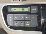 【オートエアコン】一度お好みの温度に設定すれば、車内の温度を検知し風量や温度を自動で調整。暑い&hellip;寒い&hellip;と何度もスイッチ操作をする必要はありません。快適な車内空間には必須の機能ですね♪