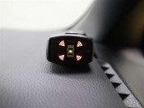 コーナーセンサーを車の前後に装備。障害物までの距離に応じて警告音を変えてお知らせ。縦列駐車時や駐車場・車庫などでの取り回しをサポートします。詳細は販売店スタッフまでおたずねください。