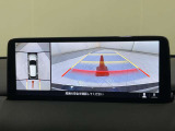 360&deg;ビューモニターでは、両サイドとフロント、バックカメラの合成で、あたかも上空から見下ろした様に周囲を確認して頂けます。駐車場だけでなく、T字路等でも活躍のアイテムです。