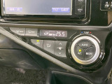 【オートエアコン】一度お好みの温度に設定すれば、車内の温度を検知し風量や温度を自動で調整。暑い&hellip;寒い&hellip;と何度もスイッチ操作をする必要はありません。快適な車内空間には必須の機能ですね♪