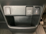 前席の左右別々のシートヒータースイッチが付いています。HiとLoの2段階で温度設定ができます。 スイッチの間にはアクセサリーソケットがついており、周辺には物が置けるボックスがついています。