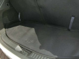 日常の買い物やベビーカー、旅行荷物にも対応しやすい荷室です。