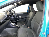 高いホールド性で運転姿勢が安定します。長距離ドライブでも疲れにくいのが魅力です。快適なドライビングライフをお送りください♪