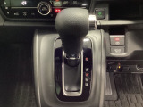 CVT車のセレクトレバーです。低速から高速まで、変速ショックのないスムーズな走りと、エンジン効率のよい領域を維持して燃費にも貢献します。サイドブレーキはスイッチ操作の電子制御パーキングブレーキです。