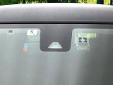 【衝突軽減ブレーキ】走行中に前方の車両等を認識し、衝突しそうな時は警報とブレーキで衝突回避と被害軽減をアシスト。より安全にドライブをお楽しみいただけます。