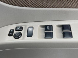 【電動格納ミラー】サイドミラーは電動格納式となっており、狭い駐車場でもキズがつくリスクを抑えられます。