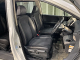 乗降がしやすい運転席。高さが調節できて小柄な方でも運転しやすいポジションをとることができます。