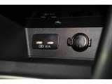 小物の収納に便利なセンタートレイには携帯等のデバイスの充電可能なUSB出力電源付です。