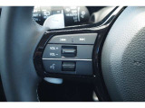 【ステアリングスイッチ】運転中でも前方から目線を外すことなくオーディオ等の操作ができ、より「安全・快適」にドライブをすることができます。