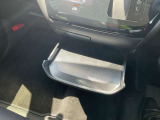 前席中央に小物入れあります。