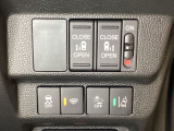 両側電動スライドドアは運転席から操作ができるよう、操作スイッチが付いています。Hondaセンシング用のVSA(ABS+TCS+横滑り抑制)解除と路外逸脱抑制機能のオンオフスイッチなどがあります。