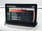 こちらのお車には先進安全装備が多数搭載されています。衝突被害を回避あるいは軽減するためのブレーキや、後方死角からの接近警報、車線逸脱を防止する警報装置など、詳しくはスタッフまでお尋ねください。