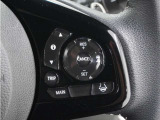 ◆アダプティブクルーズコントロール◆予め設定した車速内でクルマが自動的に加減速。前走車との適切な車間距離を維持しながら追従走行します。【LKAS】車線維持支援システムでステアリング操作を支援。