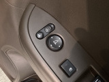 狭い駐車場で便利な電動格納ドアミラーが付いています。