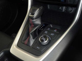 電動パーキングブレーキ・ブレーキホールドを装備してます。ホールド機能は信号待ちが多い一般道で疲労軽減になり、大好評です!