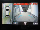パノラミックビューモニター付きです。車両を上から見たような映像をディスプレイオーディオ画面に表示。運転席からの目視だけでは見にくい、車両周辺の状況をリアルタイムでしっかり確認できます。