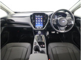 ■視界良好で運転しやすいコックピットです。シンプルで操作性の良いインパネ回りにデザインされ、SUBARUは安全性能に徹底的にまでこだわった視界設計を行っています。