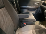 アームレストは、運転中の腕をしっかりと支えることで、疲労を大きく軽減してくれます。