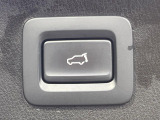 【パワーバックドア】スマートキーや運転席のボタンを押すだけでリアゲートが自動で開閉します!荷物を持っている時や、高い位置にあるバックドアを閉める際に便利な機能です♪