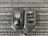 一度使ったら手放せなくなるスマートエントリーキーシステムです。 鞄やポケットの中に入れたままでもドアロック、解除、エンジン始動も出来ます。 重い荷物を持っていてもKEYを出す手間も無くとっても便利です