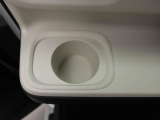 カップホルダーは運転席や助手席からちょうど手の届く位置です!!