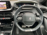 GTモデルにはハンドルの下部に【GT】のワンポイントがございます。ステアリングリモコン搭載で操作性も良くなります。