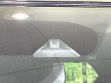【エマージェンシーブレーキ】走行中に前方の車両等を認識し、衝突しそうな時は警報とブレーキで衝突回避と被害軽減をアシスト。より安全にドライブをお楽しみいただけます。