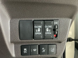 【両側パワースライドドア】両側がパワースライドドアになっており、運転席のスイッチやスマートキーでも開閉が可能です!開口部も広いので乗り降りも楽々♪
