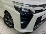 【LEDヘッドライト】悪天候や夜間走行時も良好な視界を確保し安心して運転できる高輝度LEDヘッドライトを装備!点灯速度が早く、消費電力も抑えられています。