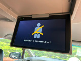 【後席モニター】家族や友人とお出かけする機会が多い方に大人気の後席モニターを装備!見やすい位置に画面がありテレビやDVDの視聴も快適!友達もお子様も、後席にしか乗らなくなるかも??