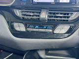【オートエアコン】「AUTO」スイッチを押すだけで、冷暖房の切り替えや風量、吹き出し口の調整などを自動で行います。