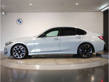 【拘りのFR】BMWが多く採用するFR車。ダイレクトでスポーティな加速感・シャープなハンドリングを実現。縦置きエンジンレイアウトにより、フラットで上質な乗り味です。