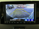 【バックカメラ】運転が苦手な方も車庫入れラクラクです!ギアをリバースに入れれば自動的に切り換わりますので、面倒な操作は不要です♪狭い駐車場もお車を傷つけず安心ですね!