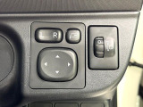 【電動格納ミラー】サイドミラーは電動格納式となっており、狭い駐車場でもキズがつくリスクを抑えられます。