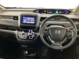 車内は光触媒抗菌消臭施工済です。スタイリッシュなデザインでスポーティなインパネ周りを演出します。グローブボックスやカップホルダーのほかにトレーなどたくさんの収納スペースが付いています。