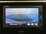 ギヤをR(バック)に入れるとナビの画面に後ろの映像が映るリアカメラ付です。後退時、コンディションが悪い視界でもカラーバックモニターがドライバーをサポートします。