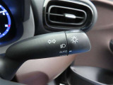 スイッチをオートに設定しておけば、車外の明るさに応じて自動的にヘッドランプを点灯・消灯します。夕暮れ時やトンネルの続く山道などを走行する時に便利なコンライトを装備しています。