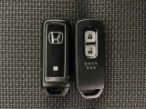 スマートキーを装備しています。鍵を差し込むことなくドアロックの開け閉めと、スタートボタン操作でのエンジンスタートができます。スペアキーも同じものを用意しております。