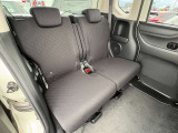 大柄な方でも足を組んでゆったりと座っていただけます。後席にも足元・ヒザまわりに余裕のある開放的な空間が広がります。