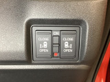 リアドアは乗り降りに便利な両側電動スライドドアです。また運転席に座っていながらスイッチ操作で自在にスライドドアを開け閉めできます。