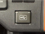 通信用のUSBポートが装備されてます♪