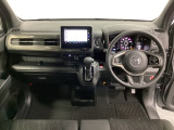 車内は光触媒抗菌消臭施工済です。スタイリッシュなデザインでスポーティなインパネ周りを演出します。グローブボックスやカップホルダーのほかにトレーなどたくさんの収納スペースが付いています。