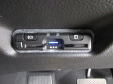 有料道路をキャッシュレスで通行できるETC車載器付きです。運転席足元に設置されています。ETCセットアップ費用は含まれておりません。別途必要となります。